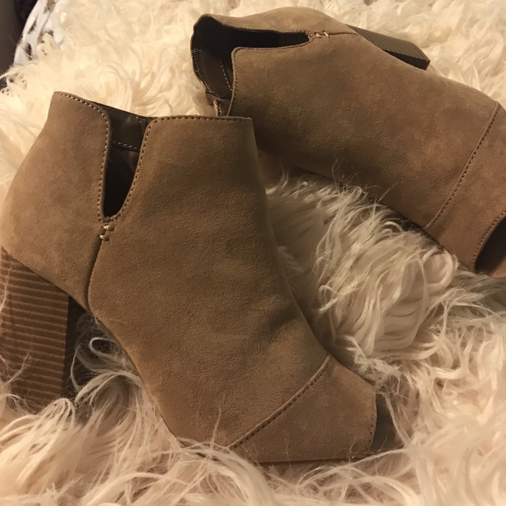 Heels with cutout toe
